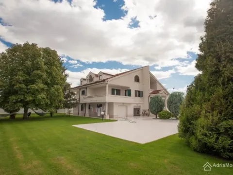 Prodaja, kuća, 700m², Tološi, Podgorica - image 7