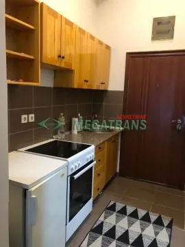 Manja kuhinja sa drvenim elementima, šporetom i frižiderom. - image 5