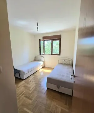 Spavaća soba sa dva singl kreveta i parketom. - image 6