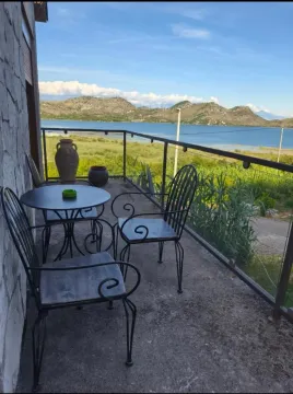 Namještena terasa sa garniturom za sjedenje i pogledom na jezero. - image 6