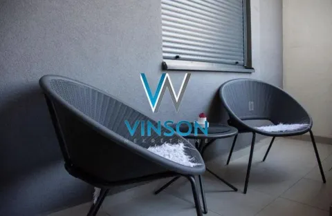 Manji natkriveni balkon sa garniturom za sedenje i stočićem. - image 2