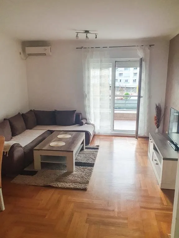 Izdavanje, jednosoban stan, 50m², Stari Aerodrom, Podgorica