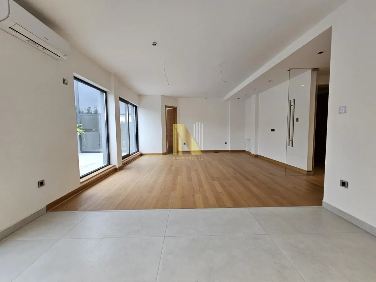 Prodaja, četvorosoban stan, 240m², Cara Dušana, Novi Sad Sve Podlokacije