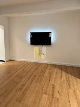 Dnevna soba sa laminatom i TV-om na zidu. - image 11