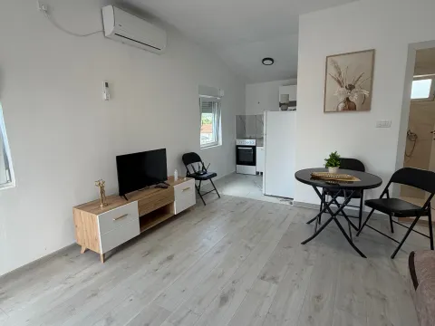 Izdavanje, garsonjera, 30m², Radanovići, Kotor - image 1