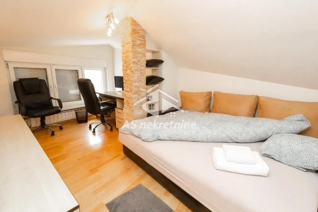 Izdavanje, četvorosoban stan, 140m², Obilićev Venac, Beograd