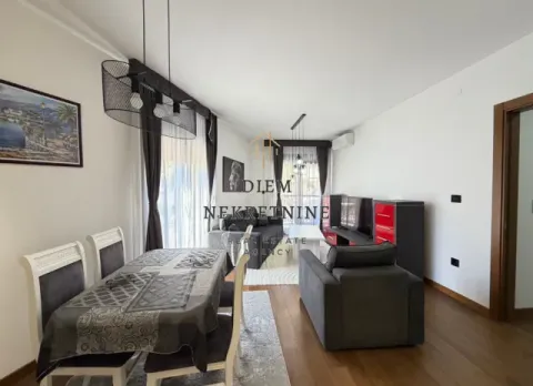 Prostrani dnevni boravak sa trpezarijom i modernim namještajem. - image 5