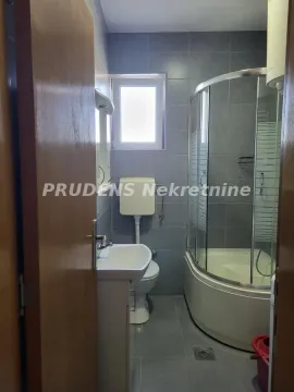 Manje kupatilo sa tuš kabinom, lavaboom i toaletom. - image 4