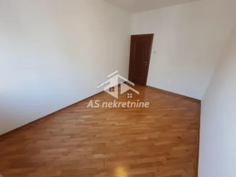 Prazna soba sa parketom i drvenim vratima. - image 15