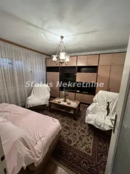 Nameštena spavaća soba sa krevetom, foteljama i ormarima. - image 15