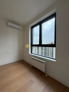 Prazna soba sa prozorom, klima uređajem i drvenim podom. - image 7