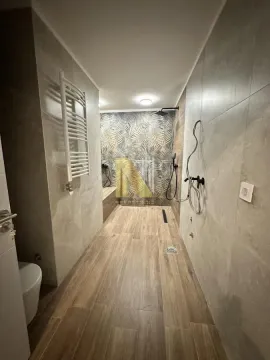 Moderno kupatilo sa tuš kabinom i keramičkim pločicama u imitaciji drveta. - image 12