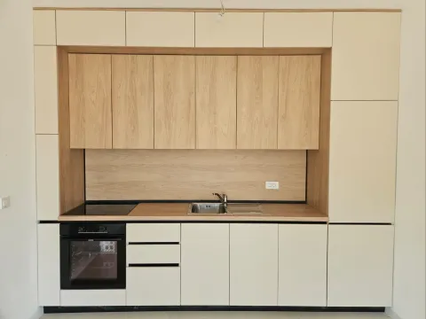 Moderna kuhinja sa ugrađenim elementima i aparaturom. - image 5