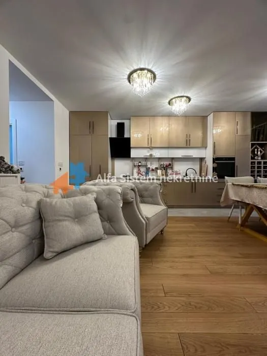 Izdavanje, trosoban stan, 90m², Čubura, Beograd