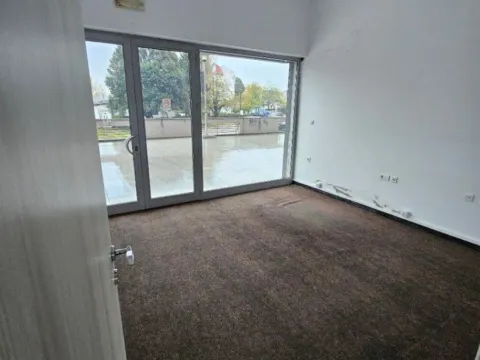 Izdavanje, poslovni prostor, 85m², Stari Aerodrom, Podgorica - image 5
