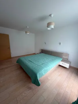 Svjetla spavaća soba sa bračnim krevetom i drvenim podom. - image 10