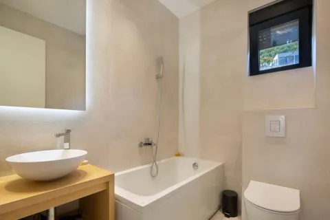 Moderne kupatilo opremljeno kadom, umivaonikom i toaletom. - image 18