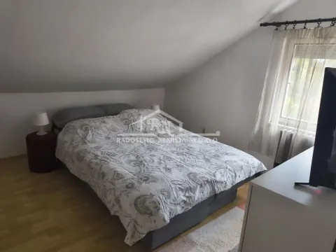 Potkrovna spavaća soba sa bračnim krevetom i kosim plafonom. - image 6
