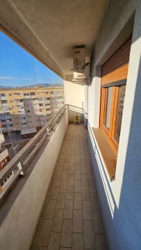 Dugačka terasa sa popločanim podom i zaštitnom mrežom. - image 7