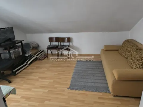 Manji dnevni boravak sa trosedom, televizorom i drvenim podom. - image 5