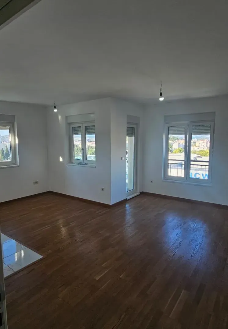 Izdavanje, dvosoban stan, 70m², Zagorič, Podgorica
