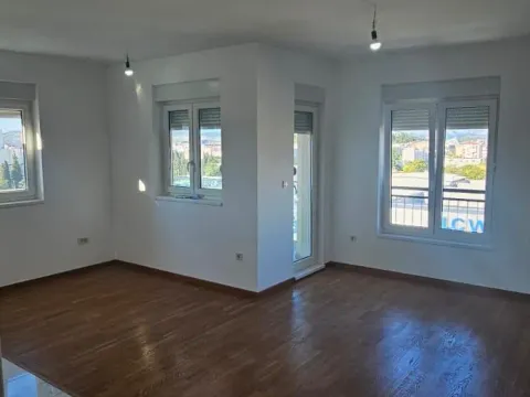 Izdavanje, dvosoban stan, 70m², Zagorič, Podgorica - image 2