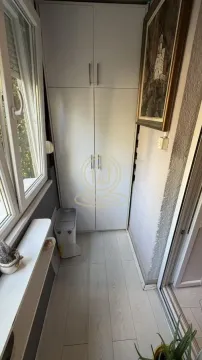 Zastakljeni balkon sa ugradnim ormanom i drvenim podom. - image 8