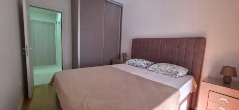 Namještena spavaća soba sa bračnim krevetom, garderoberom i noćnim stočićima. - image 8