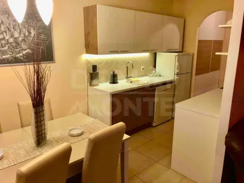 Rent, two bedroom apartment, 70m², Tivat, Crna Gora - image 5