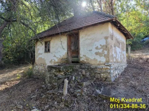Pogled na staru seosku kuću u ruševnom stanju okruženu zelenilom. - image 14