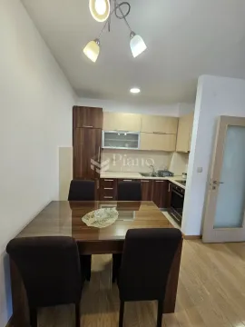 Kuhinja sa trpezarijom i drvenim stolom sa četiri stolice. - image 4