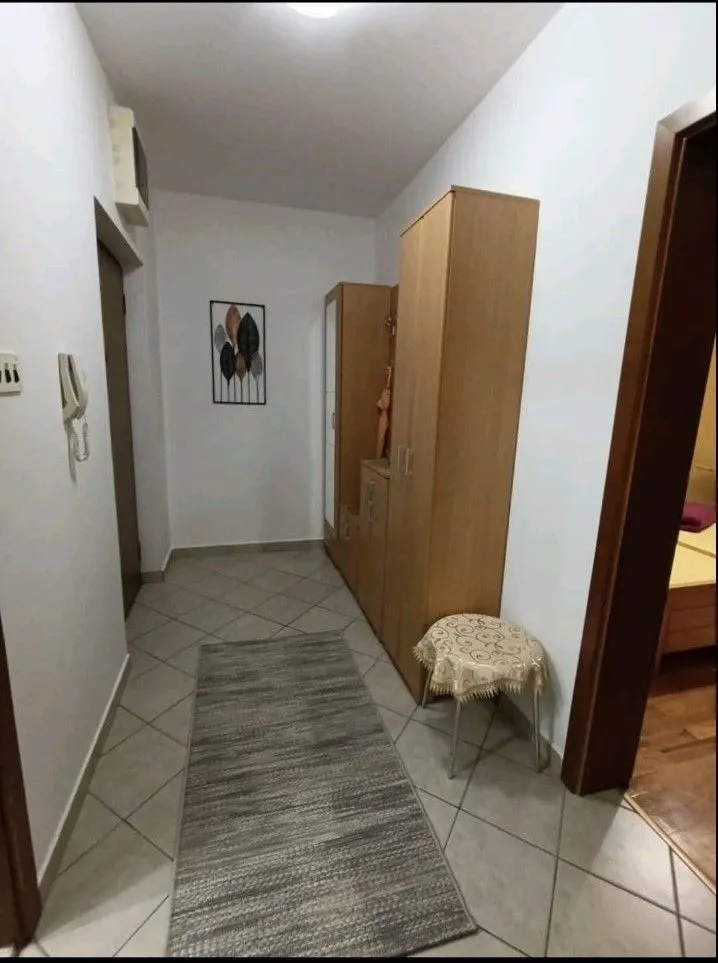 Izdavanje, dvosoban stan, 44m², Stari Aerodrom, Podgorica