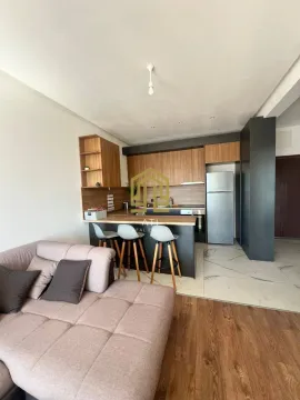 Dnevna soba sa kuhinjom i trpezarijskim šankom u modernom stanu. - image 4
