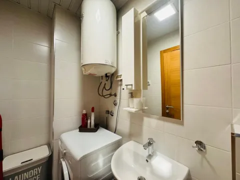 Manje kupatilo sa umivaonikom, veš mašinom, bojlerom i ogledalom. - image 12