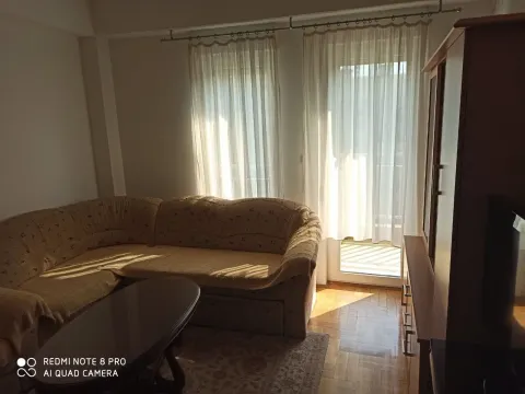 Svijetla dnevna soba sa ugaonom garniturom. - image 12