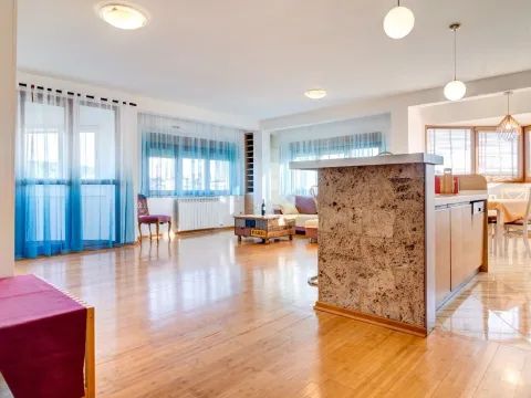 Izdavanje, trosoban stan, 118m², Momišići, Podgorica - image 1