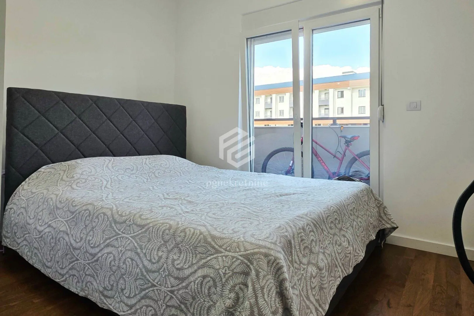 Bedroom with a double bed and access to the terrace.