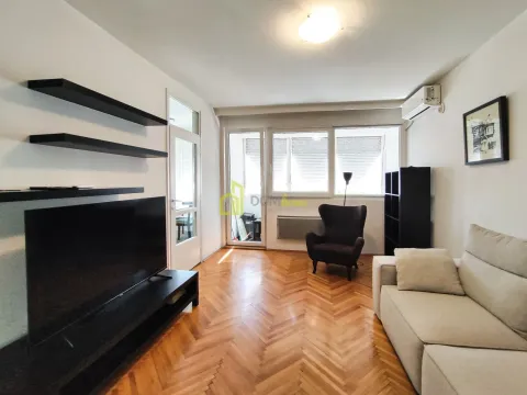 Dnevna soba sa garniturom, televizorom i izlazom na terasu. - image 4