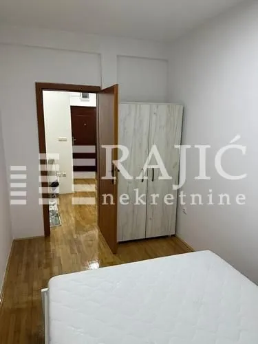 Smaller bedroom with a bed and wardrobe.
