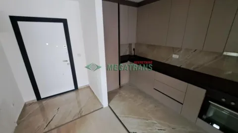Moderna kuhinja sa ugradnim elementima i ulaznim vratima u hodniku. - image 17