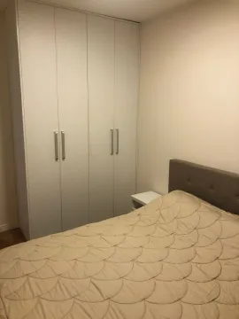 Namještena spavaća soba sa bračnim krevetom i ugradnim plakarom. - image 4