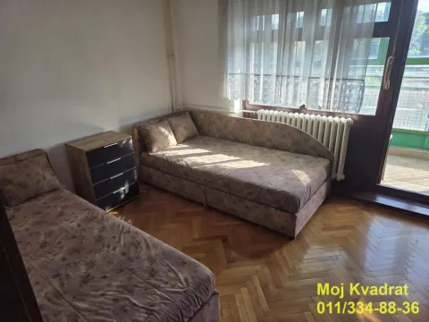 Nameštena spavaća soba sa dva kreveta i izlazom na terasu. - image 8
