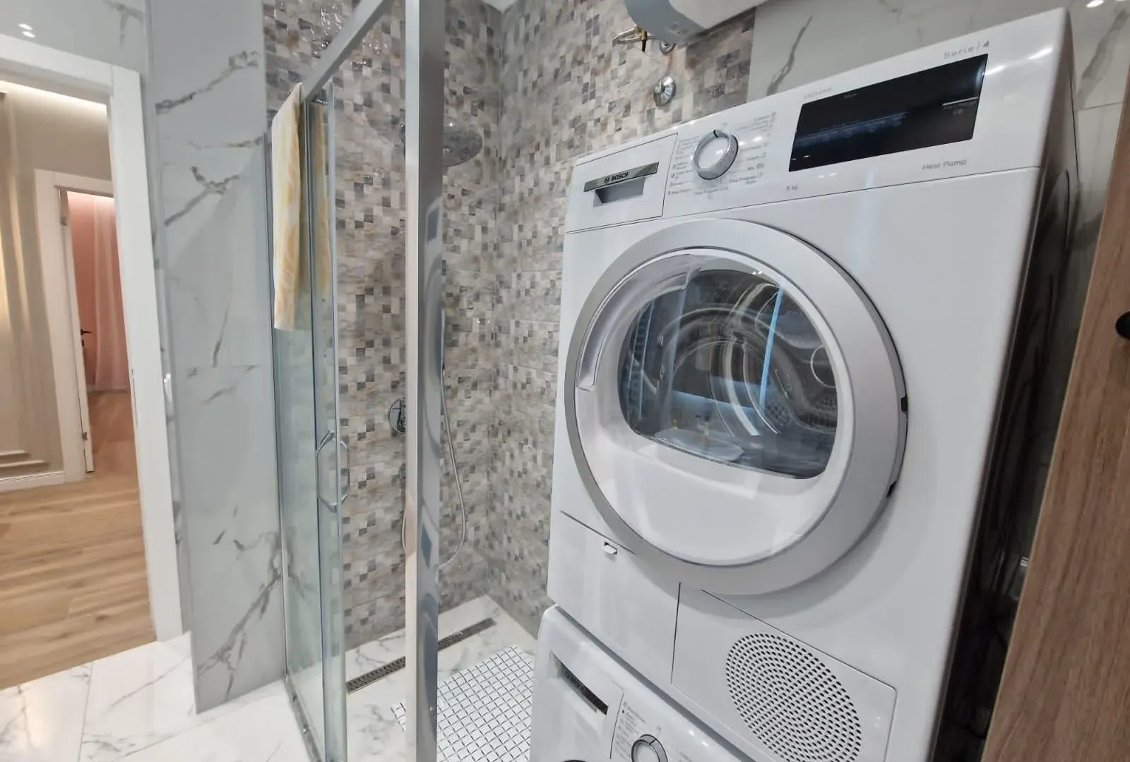 Izdavanje, dvosoban stan, 72m², Tivat, Crna Gora