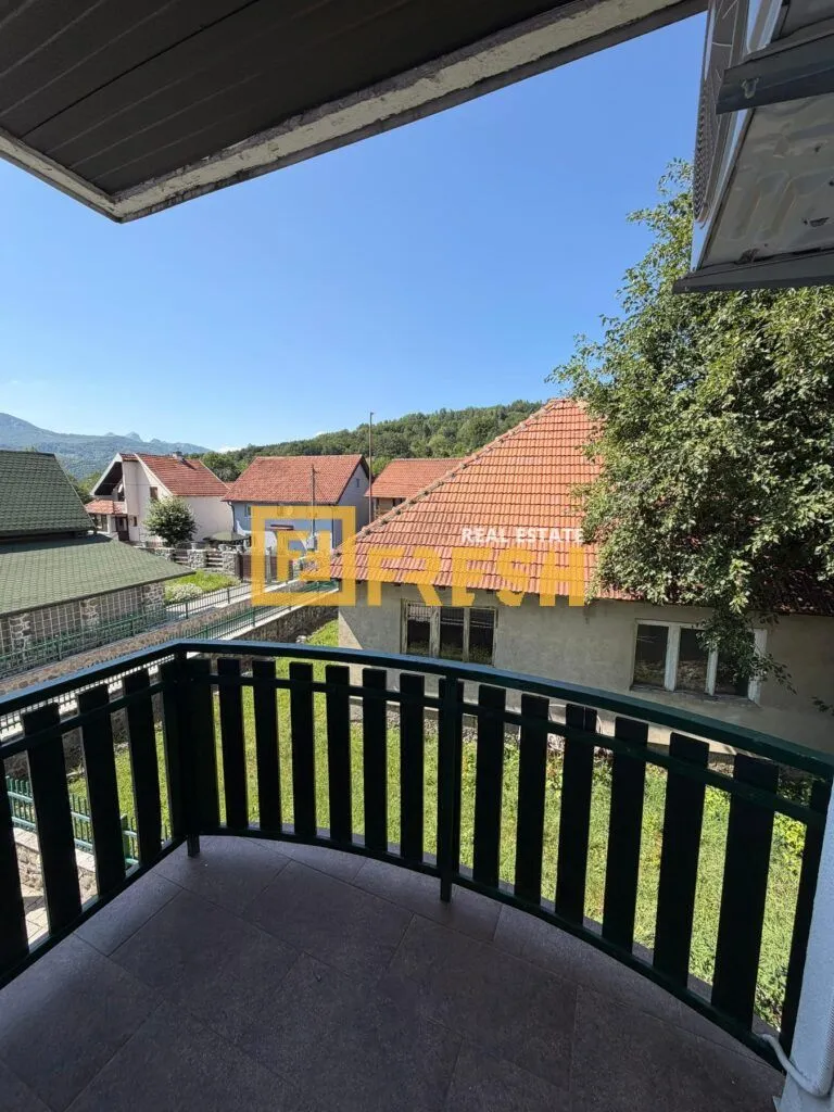 Pogled sa balkona na okolne kuće i dvorište.
