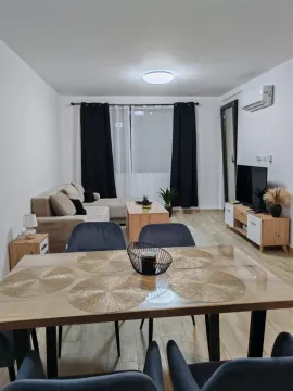 Moderna i svijetla dnevna soba sa garniturom i trpezarijskim stolom. - image 5