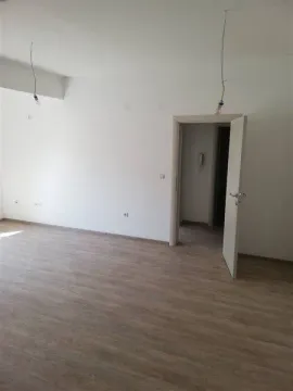 Prazna soba sa svijetlim laminatom i bijelim zidovima. - image 12