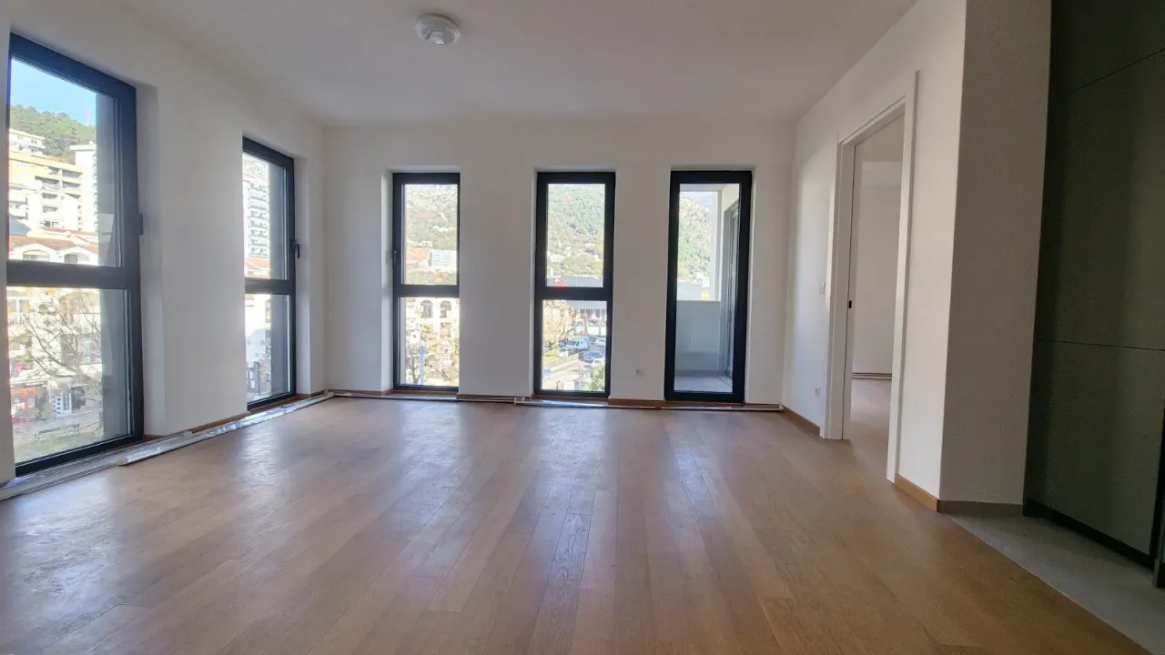 Izdavanje, dvosoban stan, 75m², Budva, Crna Gora