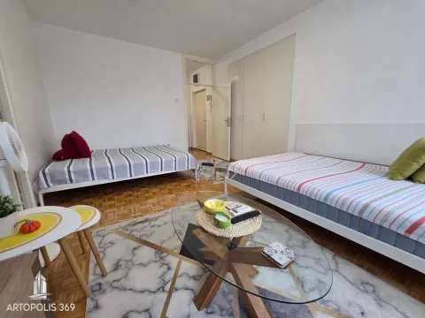 Spavaća soba sa dva kreveta, stočićem i ugradnim plakarom. - image 5