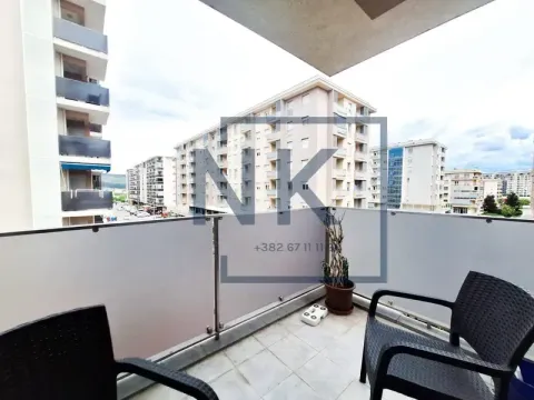 Natkriveni balkon sa staklenom ogradom i pogledom na gradsko naselje. - image 7