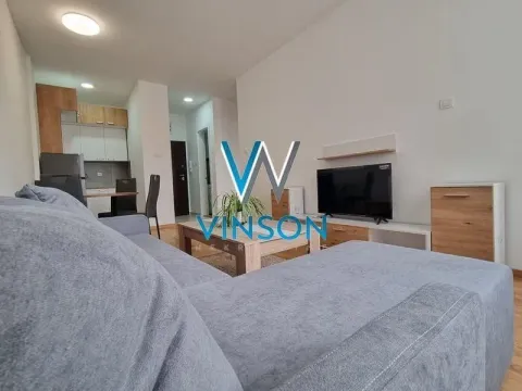 Dnevni boravak sa garniturom i televizorom povezan sa kuhinjom. - image 3